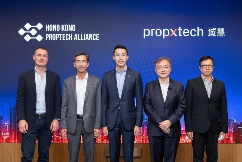 香港房地產科技聯盟 (Hong Kong PropTech Alliance) 的聯席主席信和集團和置地公司合作舉辧「城慧」房地產科技交流會。(左起) 置地公司財務總監貝國賢先生, 置地公司行政總裁黃友忠先生, 信和集團集團聯席董事黃永龍先生, 信和集團創新聯席董事楊孟璋先生及「城慧」營運主管江宗澤先生