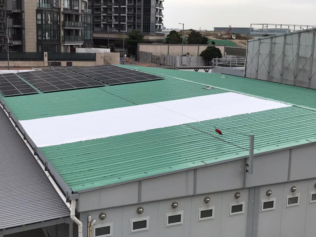 土木工程拓展署一幢建築物的天台塗上製冷塗層
